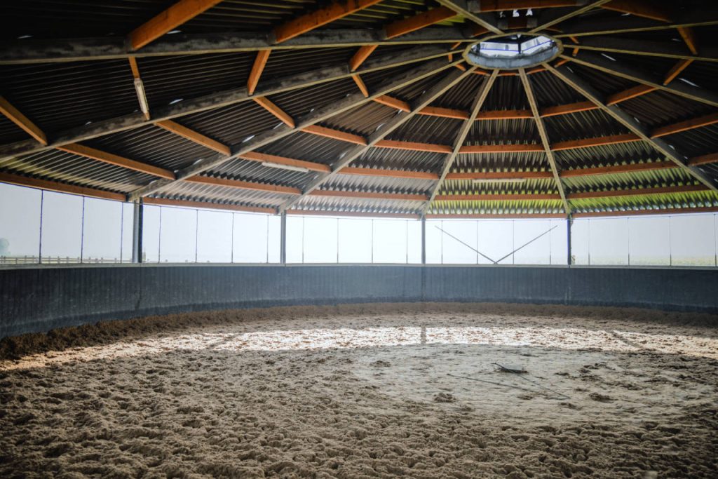Paardenpension_de_Groot_overdekte_longeercirkel_2